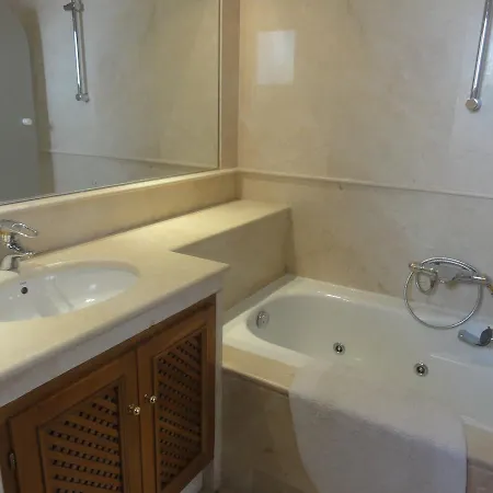 Luxury Townhouse 200m To Beach Сasa de vacaciones Estepona
